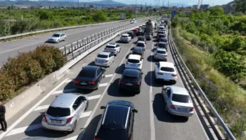 Radhë kilometrike mjetesh në Bradashesh, udhëtarët: Situata është e përsëritur, veçanërisht gjatë fundjavave