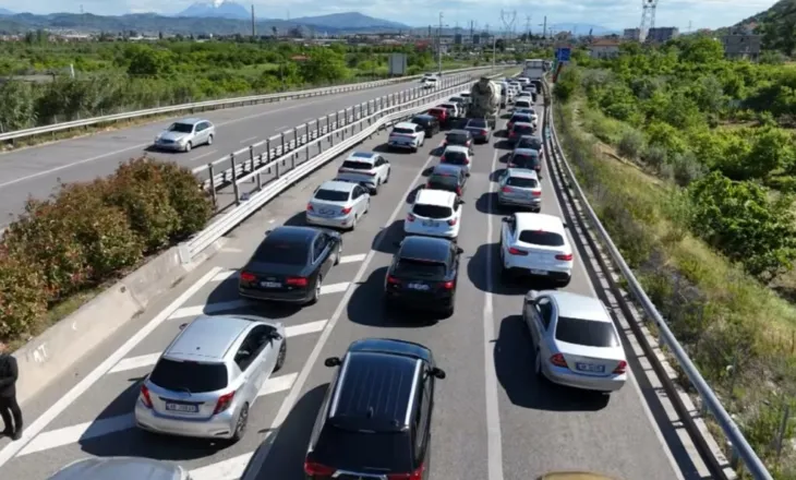 Radhë kilometrike mjetesh në Bradashesh, udhëtarët: Situata është e përsëritur, veçanërisht gjatë fundjavave