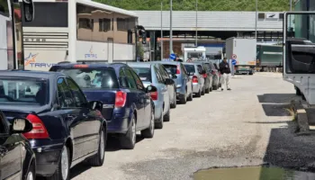 Radhë kilometrike në Kapshticë, shqiptarëve u duhet të presin mbi dy orë për të hyrë në Greqi
