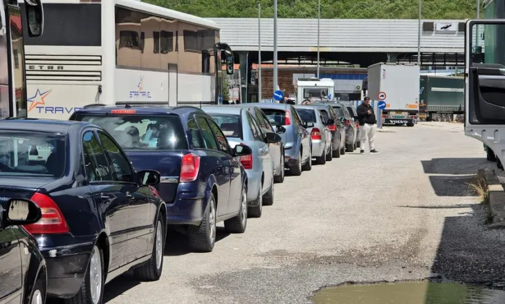 Radhë kilometrike në Kapshticë, shqiptarëve u duhet të presin mbi dy orë për të hyrë në Greqi