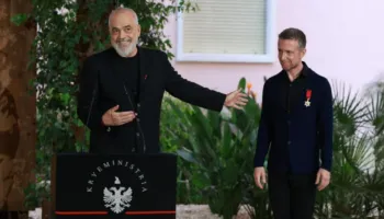 Rama dekoron Tedi Papavrami me “Yllin e Oficerit të Urdhrit Suprem të Shqiponjës”