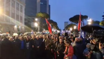 “Rama ik”/ Protesta e opozitës nis pa fjalime, protestuesit thirrje për dorëheqjen e kryeministrit