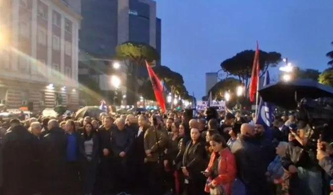 “Rama ik”/ Protesta e opozitës nis pa fjalime, protestuesit thirrje për dorëheqjen e kryeministrit