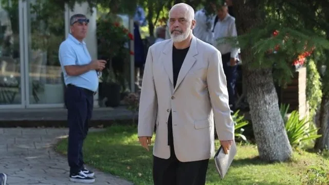 Rama mbledh drejtuesit politikë të qarqeve në selinë e PS/ Zbardhen diskutimet