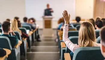 Raporti: Studentët shqiptarë po largohen për studime jashtë me ritmin më të lartë në rajon