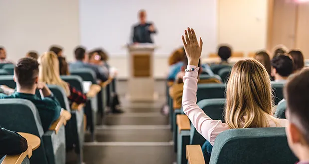 Raporti: Studentët shqiptarë po largohen për studime jashtë me ritmin më të lartë në rajon