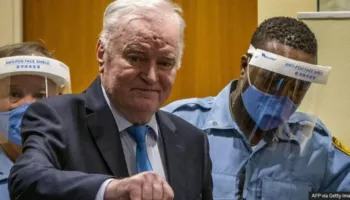‘Ratko Mladiç pranë vdekjes’, avokatët kërkojnë lirimin nga burgu të ‘kasapit të Bosnjes’! Të mbijetuarit e Srebrenicës kundër