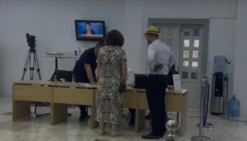 Referendumi i votëbesimit për Berishën/ Votojnë Jamarbër dhe Argita Malltezi