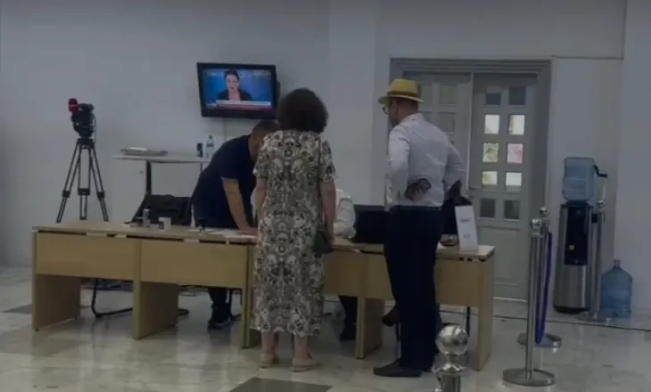 Referendumi i votëbesimit për Berishën/ Votojnë Jamarbër dhe Argita Malltezi