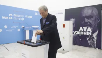 Referendumi në PD, Berisha voton për veten, shoqërohet nga bashkëshortja e tij/ Kreu i selisë blu: Proces shembullor