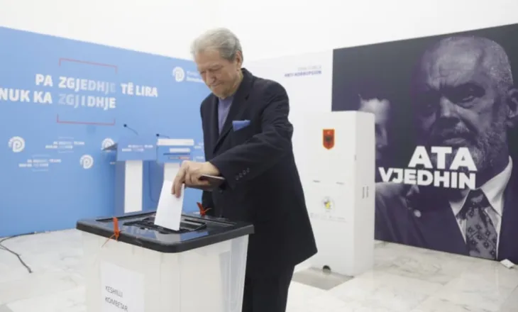Referendumi në PD, Berisha voton për veten, shoqërohet nga bashkëshortja e tij/ Kreu i selisë blu: Proces shembullor