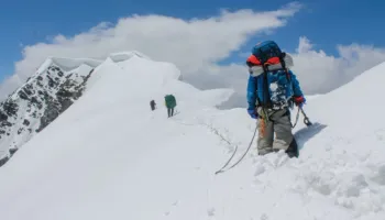 Rekord në Everest, 274 alpinistë pushtojnë majën brenda një dite nga ana e Nepalit