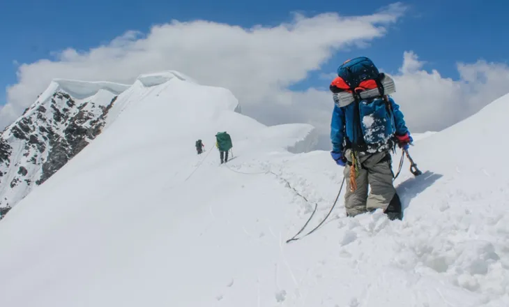 Rekord në Everest, 274 alpinistë pushtojnë majën brenda një dite nga ana e Nepalit