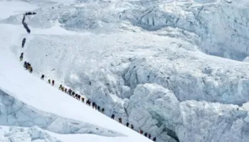 Rekord në malin Everest, 274 alpinistë ngjiten në majë brenda një dite