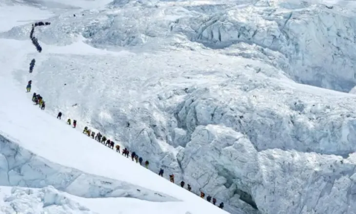 Rekord në malin Everest, 274 alpinistë ngjiten në majë brenda një dite