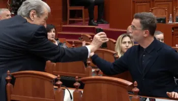 Replikat në Kuvend, zbulohet arsyeja se përse Erjon Braçe i shkoi Berishës pranë ulëses