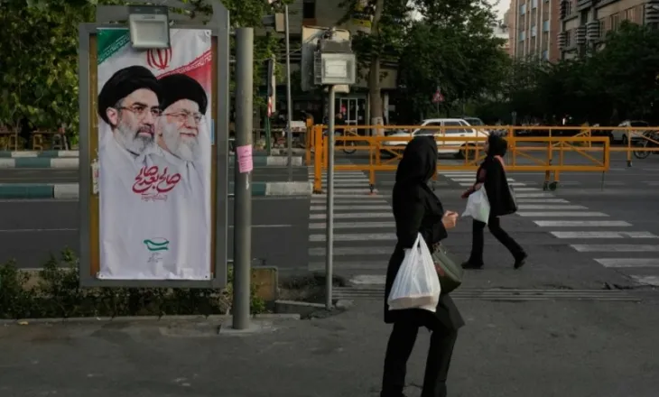 Riali iranian humb më shumë se gjysmën e vlerës së tij