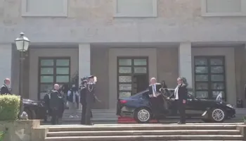 Rihapet dosja e “Detit”/ Ministri grek Dendias mbërrin në Tiranë, takon kryeministrin Rama