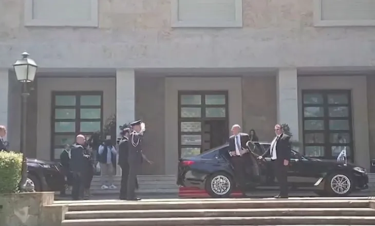 Rihapet dosja e “Detit”/ Ministri grek Dendias mbërrin në Tiranë, takon kryeministrin Rama
