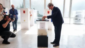 “Ripërtëritja” që nuk ndodhi në PD, lista e Këshillit Kombëtar mbushet me ish-zyrtarë dhe figura të vjetra politike