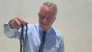 Robert F. Kennedy Jr. kafshohet nga një gjarpër në Florida, videoja bëhet virale