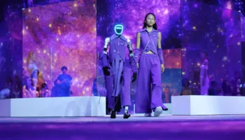 Robotët pushtojnë pasarelën në Seul! Ecin, kërcejnë dhe bëjnë boks në krah të njerëzve