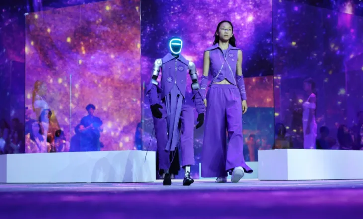 Robotët pushtojnë pasarelën në Seul! Ecin, kërcejnë dhe bëjnë boks në krah të njerëzve