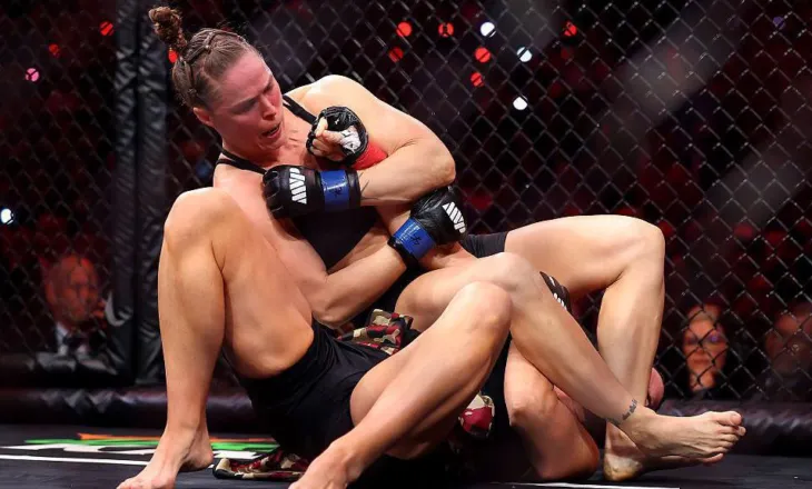 Ronda Rousey rikthehet me fitore, i mjaftojnë 17 sekonda për të mposhtur Gina Carano në kafaz