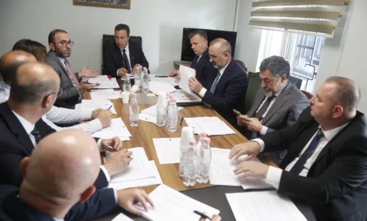 Rregullorja e re e Kuvendit, pikat ku ndahen PS dhe PD! Debate mes socialistëve