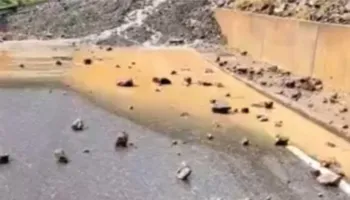 Rrëshqitjet e dherave bllokojnë aksin Gramsh-Kukur, kamioni rrezikon të bjerë në humnerë