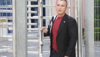 Rreth dy orë në ambientet e prokurorisë, Tërmet Peçi del nga SPAK, gazetarët e pyesin për përplasjen me Ramën
