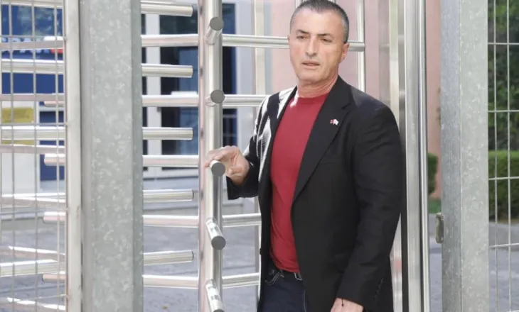 Rreth dy orë në ambientet e prokurorisë, Tërmet Peçi del nga SPAK, gazetarët e pyesin për përplasjen me Ramën