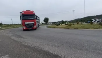Rrethrrotullimi i ‘vdekjes’/ Kamioni i tonazhit të rëndë përmbyset në autostradën Rrogozhinë – Lushnjë