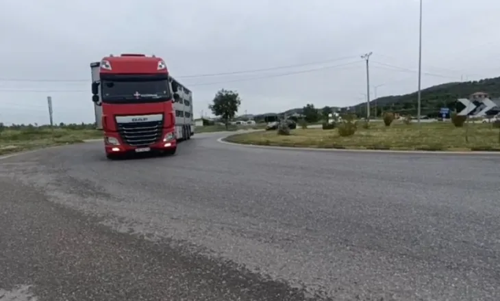 Rrethrrotullimi i ‘vdekjes’/ Kamioni i tonazhit të rëndë përmbyset në autostradën Rrogozhinë – Lushnjë