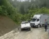 Rrezik në aksin Gramsh–Kukur/ Kamioni me mallra pranë rrëshqitjes