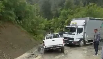 Rrezik në aksin Gramsh–Kukur/ Kamioni me mallra pranë rrëshqitjes