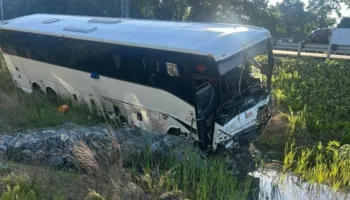 Rrëzohet autobusi në SHBA, 5 të vdekur dhe 35 të plagosur