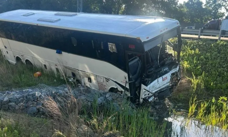 Rrëzohet autobusi në SHBA, 5 të vdekur dhe 35 të plagosur