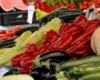 Rritet prodhimi, ulet çmimi/ Tregu i shumicës në Lushnjë “fundos” fermerët