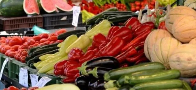 Rritet prodhimi, ulet çmimi/ Tregu i shumicës në Lushnjë “fundos” fermerët