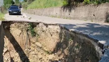 Rruga e dëmtuar në Lazarat, një pjesë e aksit u shemb nga shirat e janarit, banorët: Na rrezikohet jeta çdo ditë