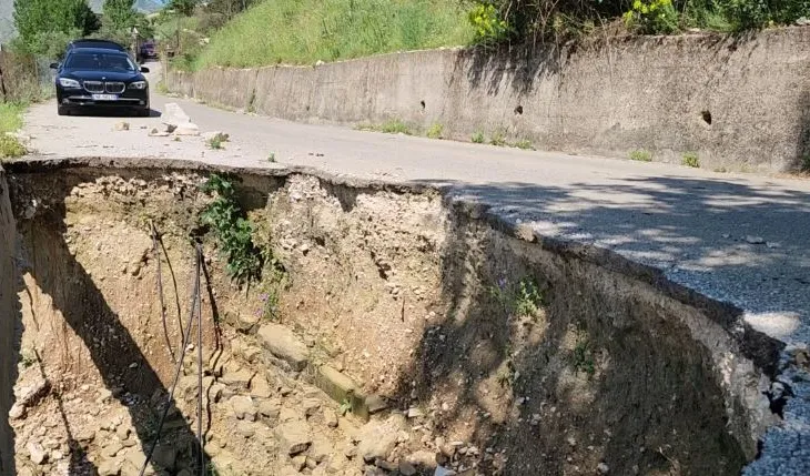 Rruga e dëmtuar në Lazarat, një pjesë e aksit u shemb nga shirat e janarit, banorët: Na rrezikohet jeta çdo ditë