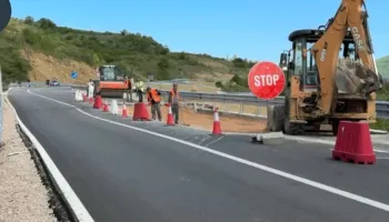Rruga që kushtoi 260 mln euro sërish me probleme, situata kritike në lotin e dytë të aksit Qukës-Qafë Plloçë