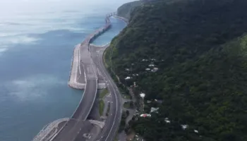 Rruga që kushton 200 milionë euro për kilometër, projekti gjigant që po sfidon oqeanin në ishullin francez