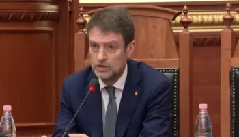 Rusia godet kompleksin ku banon ambasadori shqiptar në Kiev, Ministri Hoxha: E papranueshme! Ambasadori i Federatës Ruse në Shqipëri është thirrur për shpjegime
