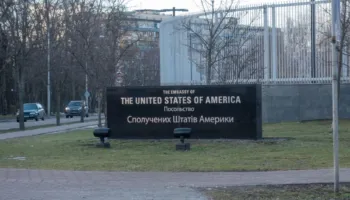 Rusia paralajmëron sulme në Kiev, SHBA sfidon Moskën: Ambasada jonë nuk mbyllet