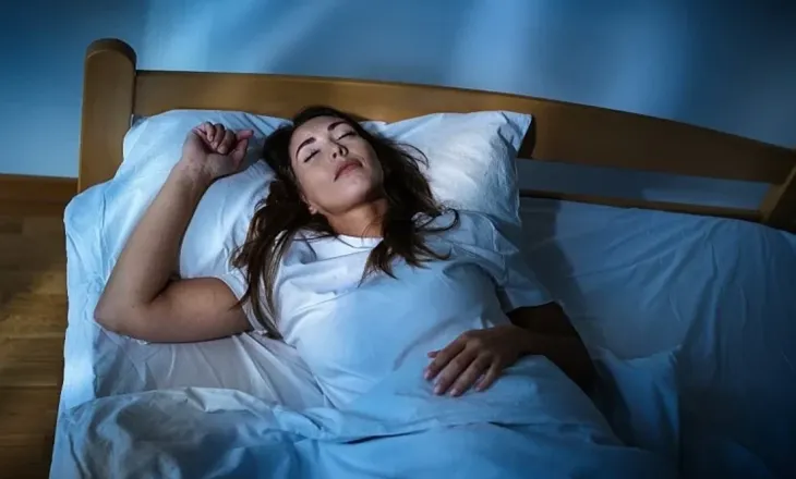 Sa orë gjumë na duhen, gjumi shumë i shkurtër ose shumë i gjatë përshpejton plakjen