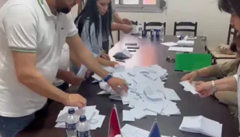 Sali Berisha i vetëm në garë për PD-në, mbyllet numërimi në disa degë, ja sa demokratë kanë votuar
