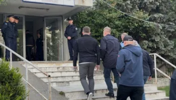 Sami Lushtaku thirret në polici për sulmit ndaj Hysni Mehanit/ Qytetarët mblidhen në mbështetje të tij