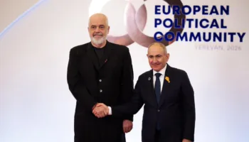 Samiti i 8-të i Komunitetit Politik Europian, Kryeministri Rama mbërrin në Armeni, pritet nga homologu Nikol Pashinyan